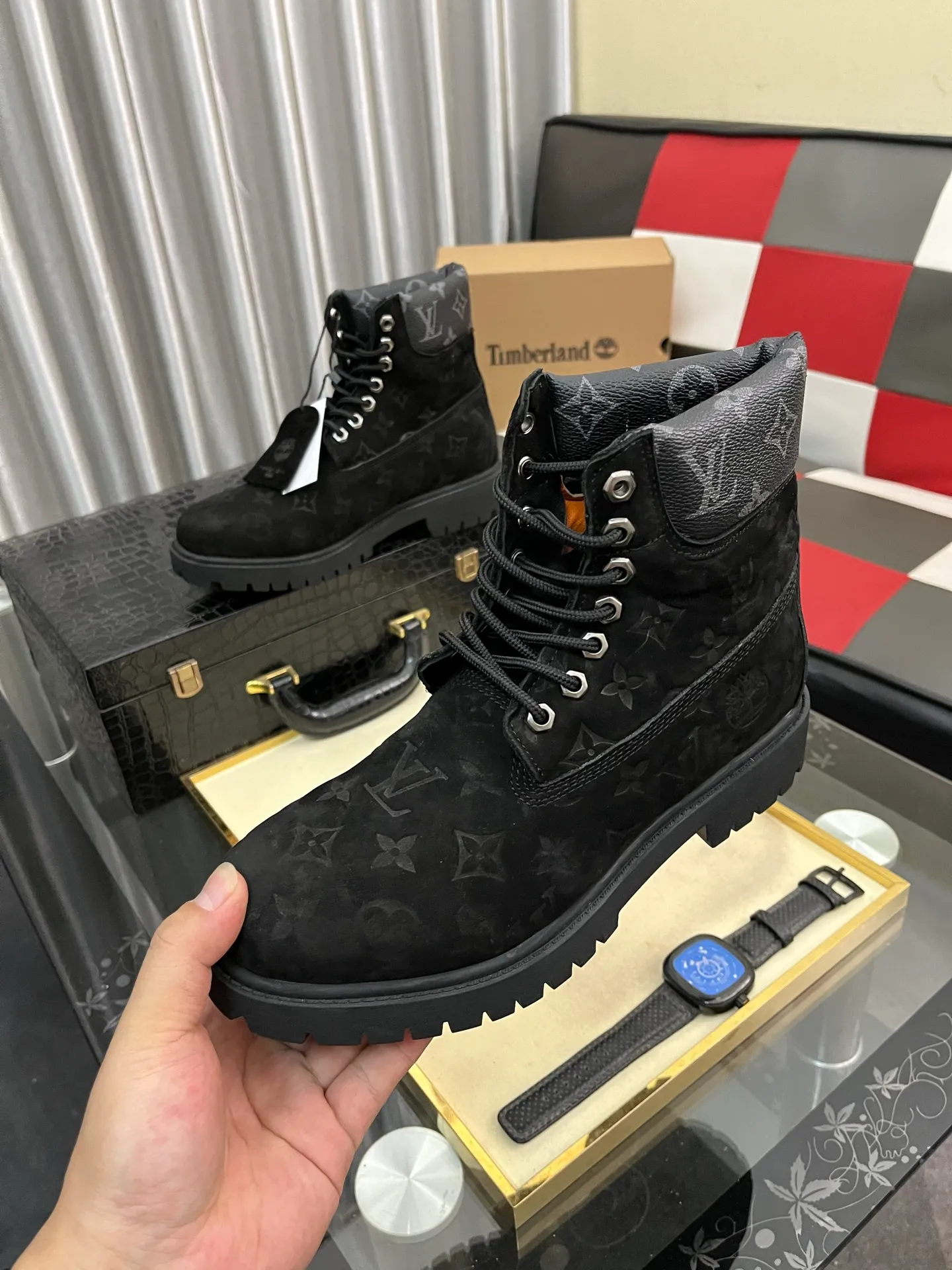 Ex-factory price: 458⌚️⌚️LV x Timberland Timberland joint model Presbyopia Embossed Rhubarb Boots Ankle Boots Short Boots LV x Timberland ankle boots are made of Monogram embossed waterproof nubuck cow leather, relying on the brand's exquisite craftsmanship to carefully reshape the classic Timberland 6-inch boot shape in Italy, with an eye-catching American workwear style. Created by Pharrell Williams 2025 autumn and winter menswear show. Monogram embossed tongue, original Timberland laces and outsole are exquisite details, and the leather label expresses the cooperation logo. Exquisite packaging at the delivery counter🛍📦 ▪️Material: Original customized imported first-layer cowhide ▪️Inner lining: Original customized leather lining/mesh lining ▪️Outsole: Original molded rubber material ▪️Sole thickness: 3.5CM ▪️Size: 38-44